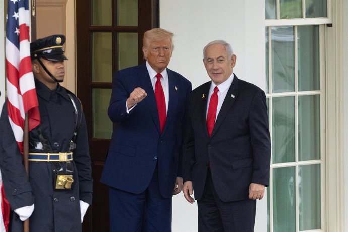 WASHINGTON, 7 de abril de 2025 -- O presidente dos EUA, Donald Trump (C), recebe o primeiro-ministro israelense, Benjamin Netanyahu (R), na Casa Branca em Washington, D.C., Estados Unidos, em 7 de abril de 2025. O presidente dos EUA, Donald Trump, e o pri