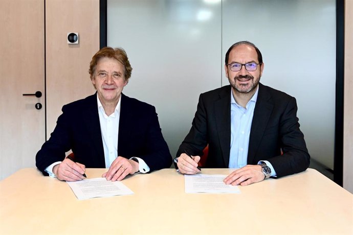 El director de Acción Social de CaixaBank, Josep Parareda, y el consejero delegado de Donte Group, Javier Martín Ocaña.
