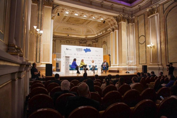 La alcaldesa de Torremolinos, Margarita del Cid, ha reclamado una financiación específica para los municipios turísticos basada en el consumo que generan durante su intervención en el Foro Andalucía bajo el título de 'La España Vertebrada'.