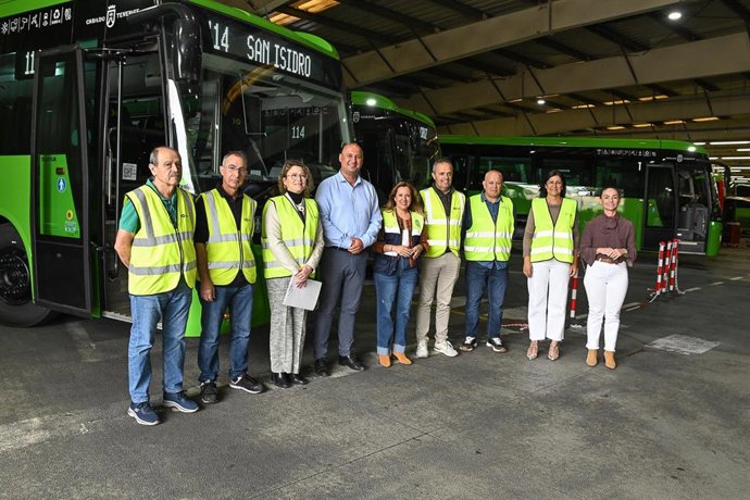 La presidenta del Cabildo de Tenerife, Rosa Dávila (c), en la presentación de la nueva estrategia operativa de Titsa en el sur de Tenerife