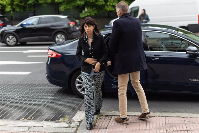 La ministra de Igualdad, Ana Redondo García, acude a un minuto de silencio por el asesinato de una mujer por presunta violencia de género en Tarragona, en la Delegación del Gobierno en Madrid, a 22 de abril de 2025, en Madrid (España). 