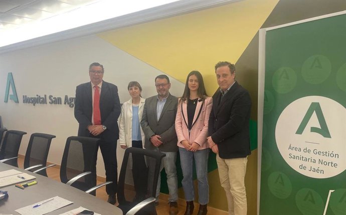 Firma del acuerdo entre el Hospital de Linares y la AECC