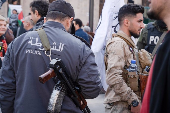 Archivo - Arquivo - 17 de janeiro de 2025, Damasco, Síria: Policiais e militares sírios são vistos monitorando a reunião para comemorar o acordo de cessar-fogo em Gaza, em Damasco. Dezenas de pessoas se reuniram em frente à estação de trem Hejaz em Damasc