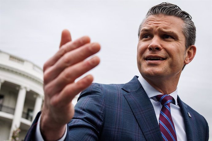 21 de abril de 2025, Washington, Distrito de Columbia, EUA: O secretário de Defesa dos Estados Unidos, Pete Hegseth, fala aos repórteres enquanto participa do Easter Egg Roll de 2025 com sua família no gramado sul da Casa Branca em 21 de abril de 2025 em 
