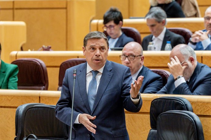 El ministro de Agricultura, Pesca y Alimentación, Luis Planas, durante una sesión de control al Gobierno, en el Senado, a 22 de abril de 2025, en Madrid (España). El Gobierno responde hoy en la sesión de control a las preguntas de los grupos de la oposici