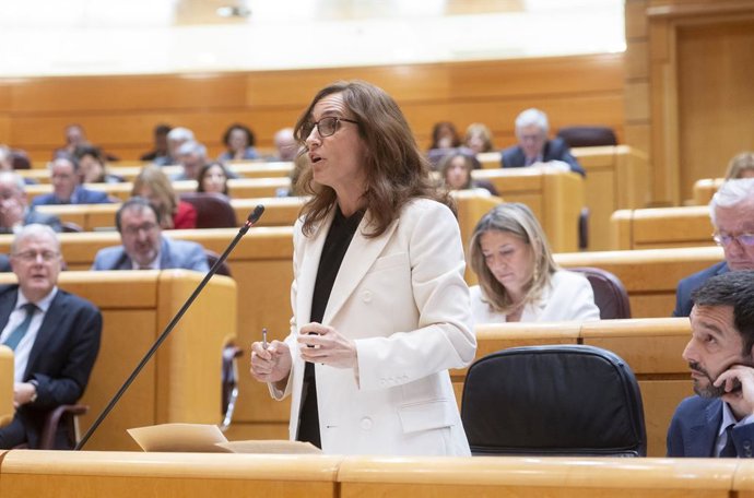 A Ministra da Saúde, Mónica García, intervém durante uma sessão de controle no Senado, em 8 de abril de 2025, em Madri (Espanha). Entre outras questões, o governo enfrentou questionamentos do Partido Popular exigindo que a Lei de Desperdício de Alimentos 