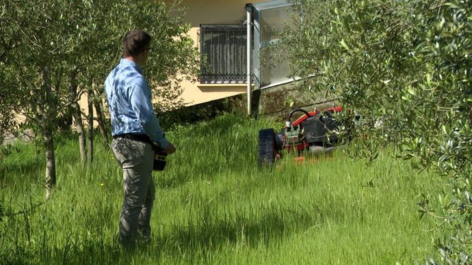 Unu de los robots desbrozadores participantes nun ensayu del Grupu Operativu AGRI-ROVENAT en funcionamientu, a 22 d'abril de 2024.