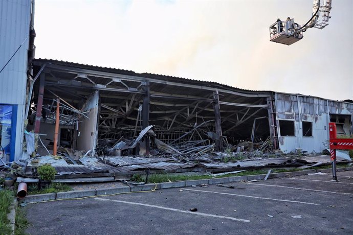 Archivo - Arquivo - 2 de maio de 2024, Odesa, Ucrânia: ODESA, UCRÂNIA - 2 DE MAIO DE 2024 - Um depósito de Nova Poshta e uma filial de carga foram danificados por um ataque de míssil balístico russo em Odesa, no sul da Ucrânia, na noite de quarta-feira, 1