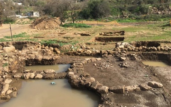 O sítio neolítico de Motza mostra estruturas construídas em solos espessos e redepositados. A alta concentração de argila impede a infiltração da água da chuva.