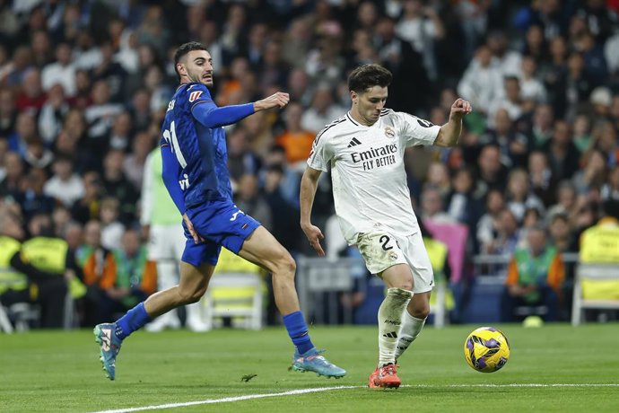 Archivo - Juan Iglesias of Getafe and Brahim Diaz of Real Madrid in action during the Spanish League, LaLiga EA Sports, football match played between Real Madrid and Getafe CF at Santiago Bernabeu stadium on December 01, 2024 in Madrid, Spain.
