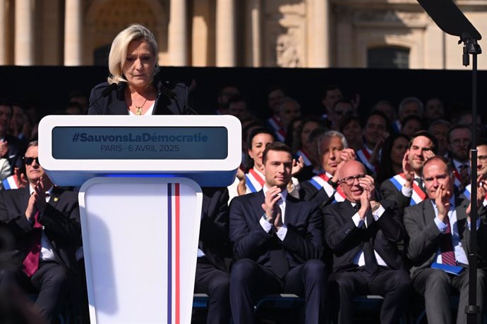 6 de abril de 2025, Paris, Ile-De-France (Região, França): Discurso da presidente do grupo RN na Assembleia Nacional, Marine Le Pen, durante o comício em apoio a Marine Le Pen, na Place Vauban, em Paris, em 6 de abril de 2025.