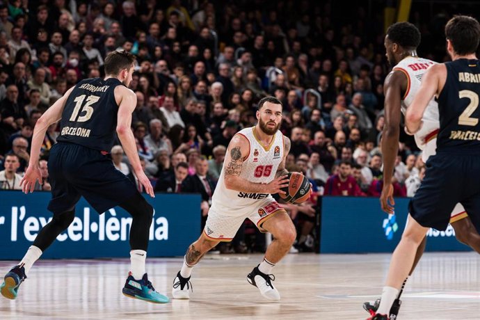 Archivo - Mike James of AS Monaco in action during the Turkish Airlines EuroLeague match between FC Barcelona and AS Monaco at Palau Blaugrana on February 24, 2023 in Barcelona, Spain.