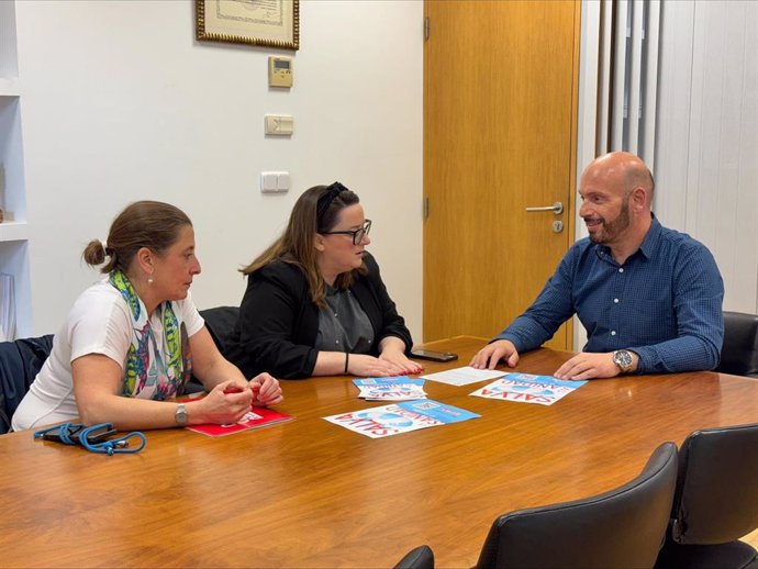 La secretaria general de CCOO de Cantabria, Rosa Mantecón, y la secretaria general de la Federación de Sanidad, Arantxa Cossío, con el alcalde de Laredo, Miguel González