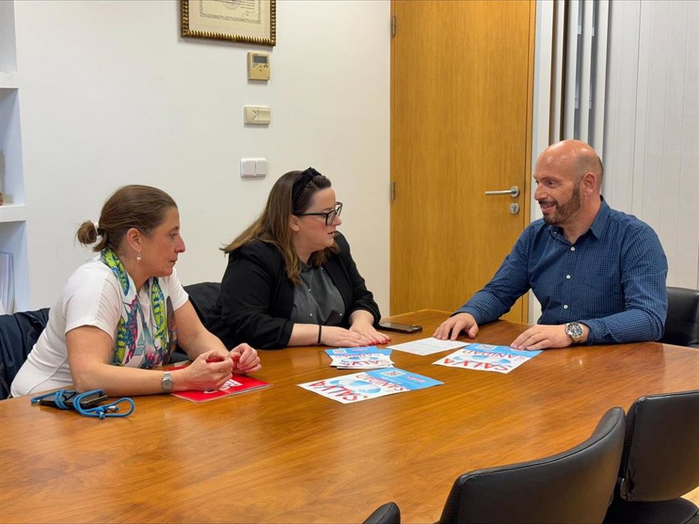 La secretaria general de CCOO de Cantabria, Rosa Mantecón, y la secretaria general de la Federación de Sanidad, Arantxa Cossío, con el alcalde de Laredo, Miguel González