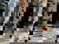 El Defensor del Pueblo pide que el pontificado de Francisco "no sea un espejismo" en el libro de condolencias