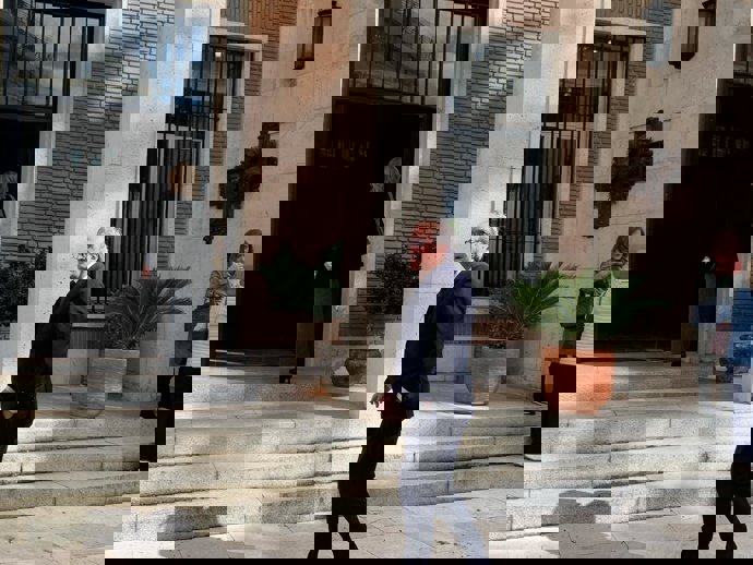 El Defensor del Pueblo, Ángel Gabilondo, acude a firmar el libro de condolencias abierto en la Nunciatura Apostólica en España con motivo del fallecimiento del Papa. A 22 de abril en Madrid