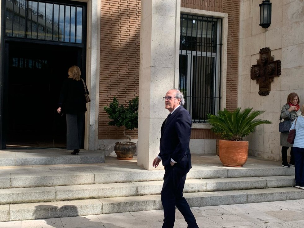 El Defensor del Pueblo, Ángel Gabilondo, acude a firmar el libro de condolencias abierto en la Nunciatura Apostólica en España con motivo del fallecimiento del Papa. A 22 de abril en Madrid