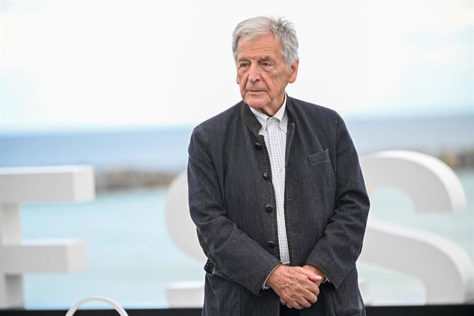 Archivo - El director Costa Gavras posa durante el photocall de la película ‘El último suspiro’ en la 72 edición del Festival de Cine de San Sebastián, a 25 de septiembre de 2024, en San Sebastián, Guipúzcoa, País Vasco (España). "El último suspiro" es la