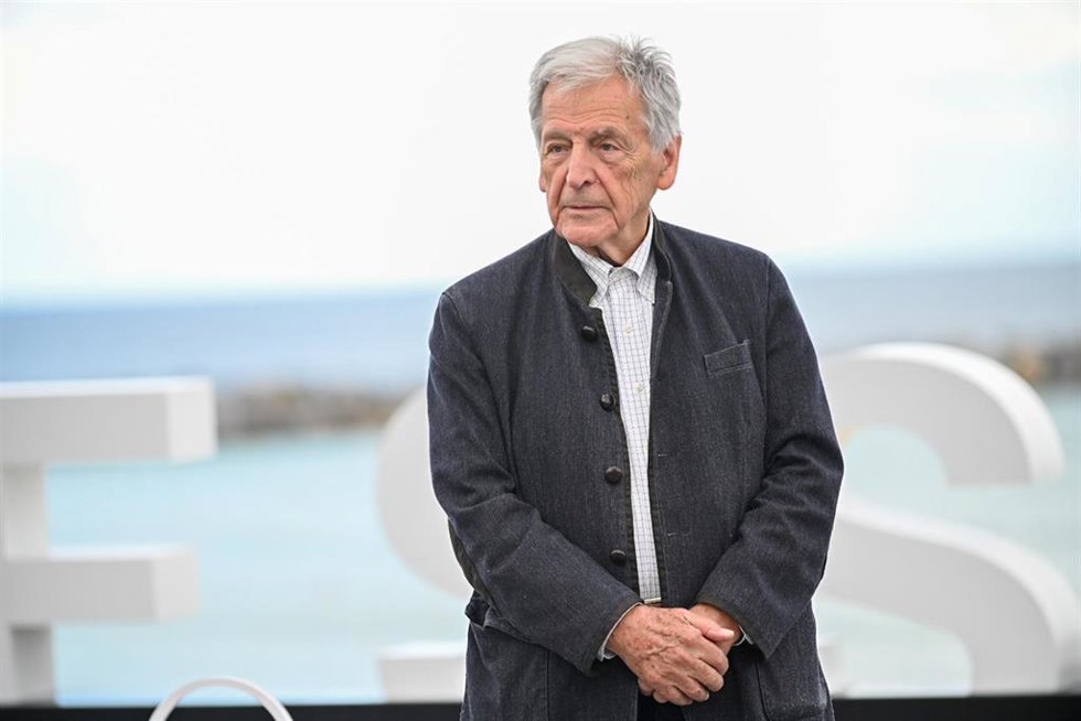 Archivo - El director Costa Gavras posa durante el photocall de la película El último suspiro en la 72 edición del Festival de Cine de San Sebastián, a 25 de septiembre de 2024, en San Sebastián, Guipúzcoa, País Vasco (España). "El último suspiro" es 