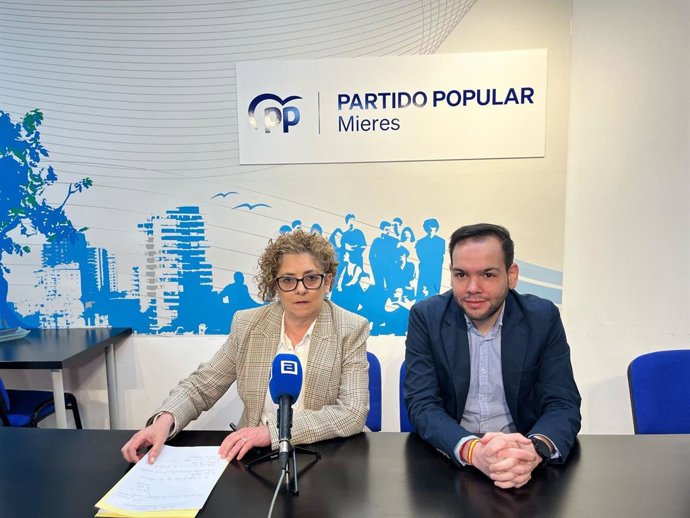 La diputada rexonal del PP y voceru d'Educación, Gloria García, xuntu al conceyal del PP en Mieres, Víctor Ferreira.  