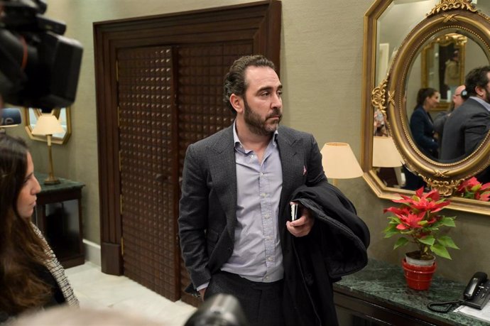Archivo - El empresario Víctor de Aldama, a su llegada a la comisión de investigación sobre el material sanitario para los efectos de la COVID-19, en la sede del Parlamento de Canarias.
