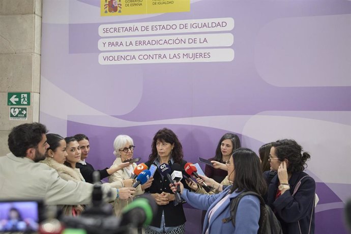 La ministra de Igualdad, Ana Redondo, atiende a los medios de comunicación a su llegada a la Conferencia Sectorial de Igualdad