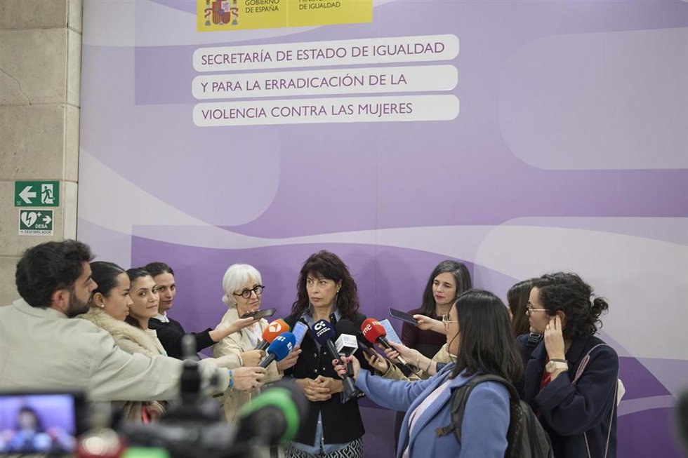 La ministra de Igualdad, Ana Redondo, atiende a los medios de comunicación a su llegada a la Conferencia Sectorial de Igualdad