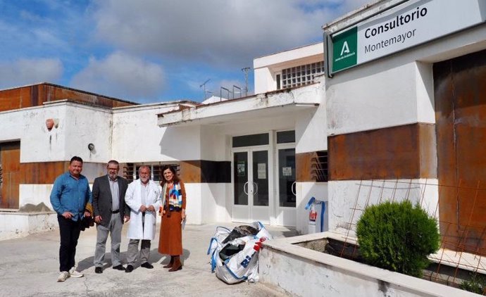 Botella (dcha.), durante su visita al Centro de Salud de Montemayor.