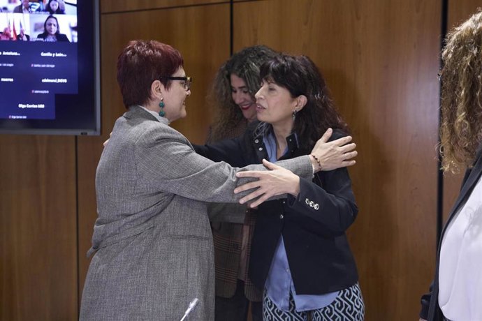 La ministra de Igualdad, Ana Redondo (d), a su llegada a la Conferencia Sectorial de Igualdad, en el Ministerio de Igualdad, a 22 de abril de 2025, en Madrid (España). Durante la reunión con las Comunidades Autónomas, Ceuta y Melilla, se concreta el repar