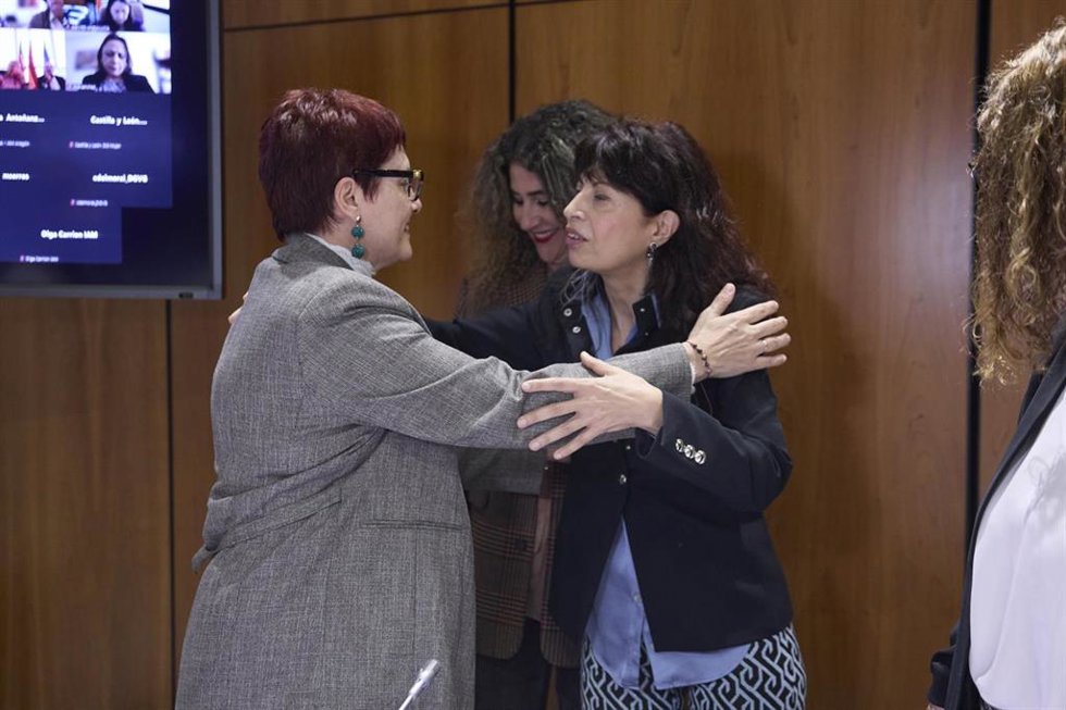 La ministra de Igualdad, Ana Redondo (d), a su llegada a la Conferencia Sectorial de Igualdad, en el Ministerio de Igualdad, a 22 de abril de 2025, en Madrid (España). Durante la reunión con las Comunidades Autónomas, Ceuta y Melilla, se concreta el rep