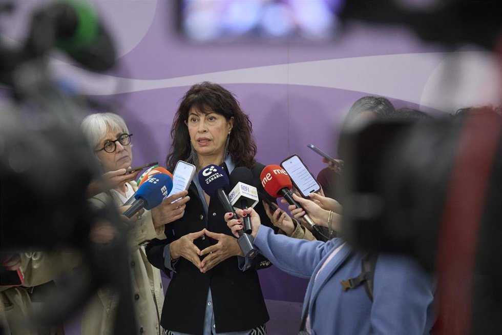 La ministra de Igualdad, Ana Redondo, atiende a los medios de comunicación a su llegada a la Conferencia Sectorial de Igualdad, en el Ministerio de Igualdad, a 22 de abril de 2025, en Madrid (España).