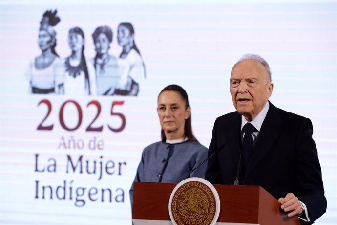 25 de março de 2025, Cidade do México, Cdmx, México: A presidente do México, Claudia Sheinbaum Parda, é vista atrás, enquanto o procurador-geral do México, Alejandro Gertz Manero, fala durante o relatório semanal do Gabinete de Segurança em uma coletiva d