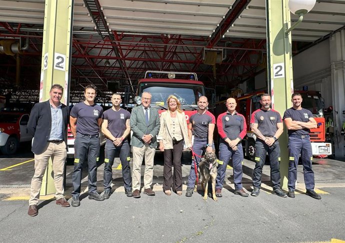 La alcaldesa de Huelva, Pilar Miranda, junto al equipo de bomberos que viajan a Guatemala.