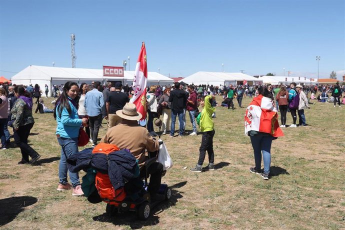 Archivo - Ambiente durante la festividad del Día de Castilla y León el pasado año en Villalar.
