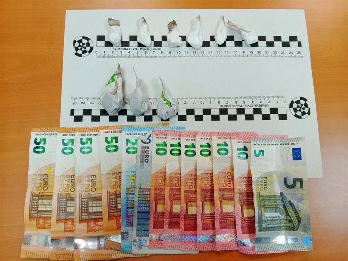 Droga y dinero intervenidos por la Guardia Civil en Pozoblanco.