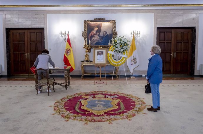 Una mujer en la firma de un libro de condolencias por el fallecimiento del Papa Francisco I, en la Nunciatura Apostólica, a 22 de abril de 2025, en Madrid (España). 