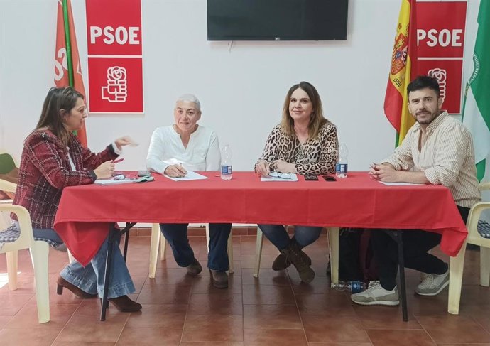 Ambrosio (izda.), en su reunión con el PSOE de Almodóvar del Río.