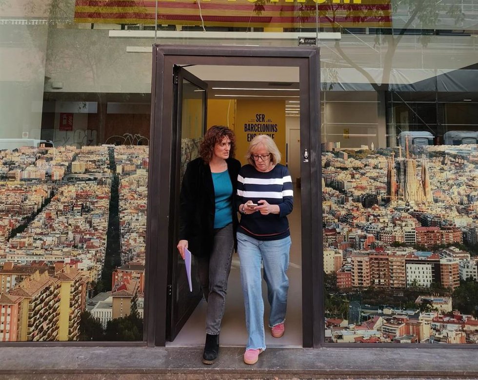 La candidata de 'Endavant, Barcelona!' y actual presidenta de ERC Barcelona, Eva Baró, y la candidata a secretaria general de la federación, Lourdes Arrando, tras presentar los avales
