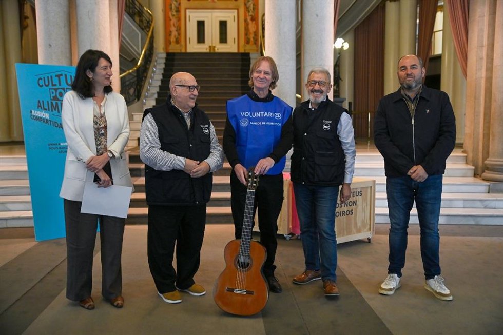 El guitarrista David Russell ofrecerá un concierto benéfico por el 30 aniversario de Banco de Alimentos de Vigo.