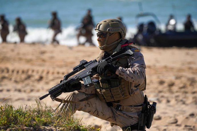 Imagen del desarrollo de la exhibición militar organizada por la Armada Española y la OTAN en la Playa del Retín, a 28 de marzo de 2025 en Barbate, Cádiz (Andalucía, España).