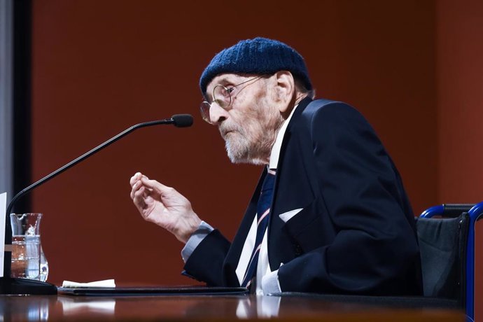 Archivo - El ganador del Premio Miguel de Cervantes 2024, Álvaro Pombo, atiende a los medios tras ganar el Premio Miguel de Cervantes 2024, en la sede de la RAE, a 13 de noviembre de 2024, en Madrid (España). El jurado del Premio de Literatura en Lengua C