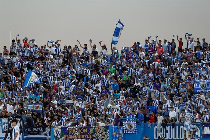 Archivo - Torcedores do Leganés durante a partida de futebol da Liga Espanhola, LaLiga Hypermotion, disputada entre CD Leganés e RCD Espanyol no estádio Butarque em 12 de abril de 2024 em Leganés, Madri, Espanha.
