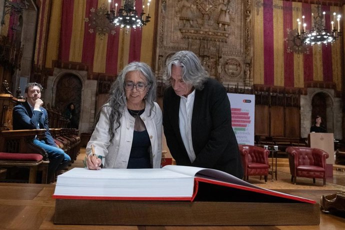 La escritora mexicana Cristina Rivera Garza y el concejal de Cultura de Barcelona, Xavier Marcé, en el acto del Pregó de la Lectura 2025
