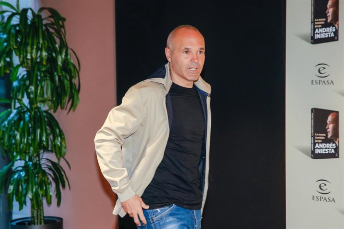 El exfutbolista Andrés Iniesta en la presentación de su libro 'La mente también juega', en La Pedrera de Barcelona