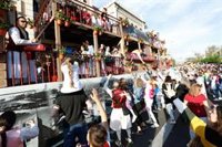 El desfile del Bando de la Huerta llena de color las calles de Murcia con un recuerdo especial para el Papa Francisco