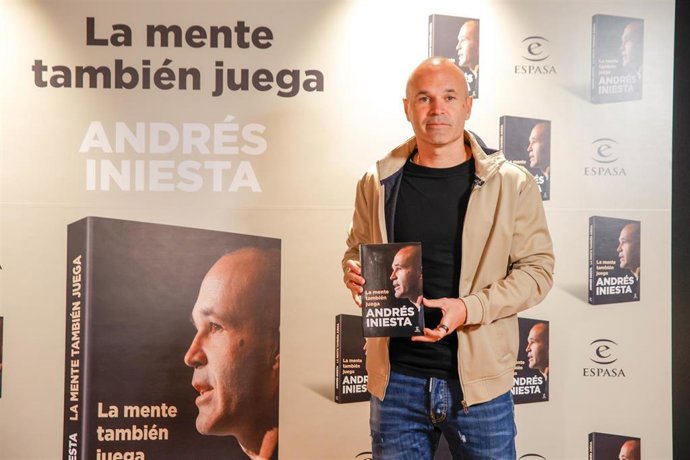 El exfutbolista Andrés Iniesta en la presentación, en La Pedrera, de su libro 'La mente también juega'