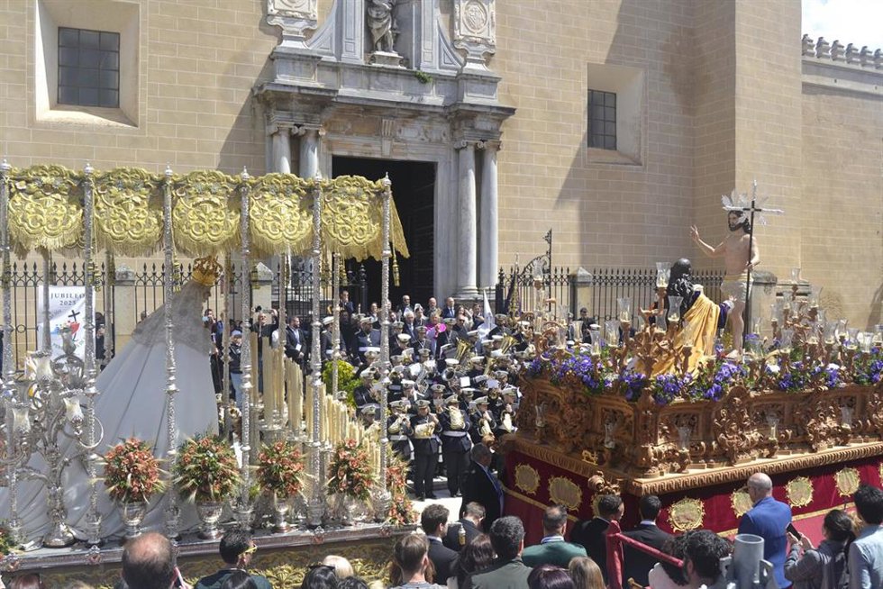 Encuentro entre el Santísimo Cristo Resucitado y María Santísima de la Aurora el Domingo de Resurrección de la Semana Santa de Badajoz