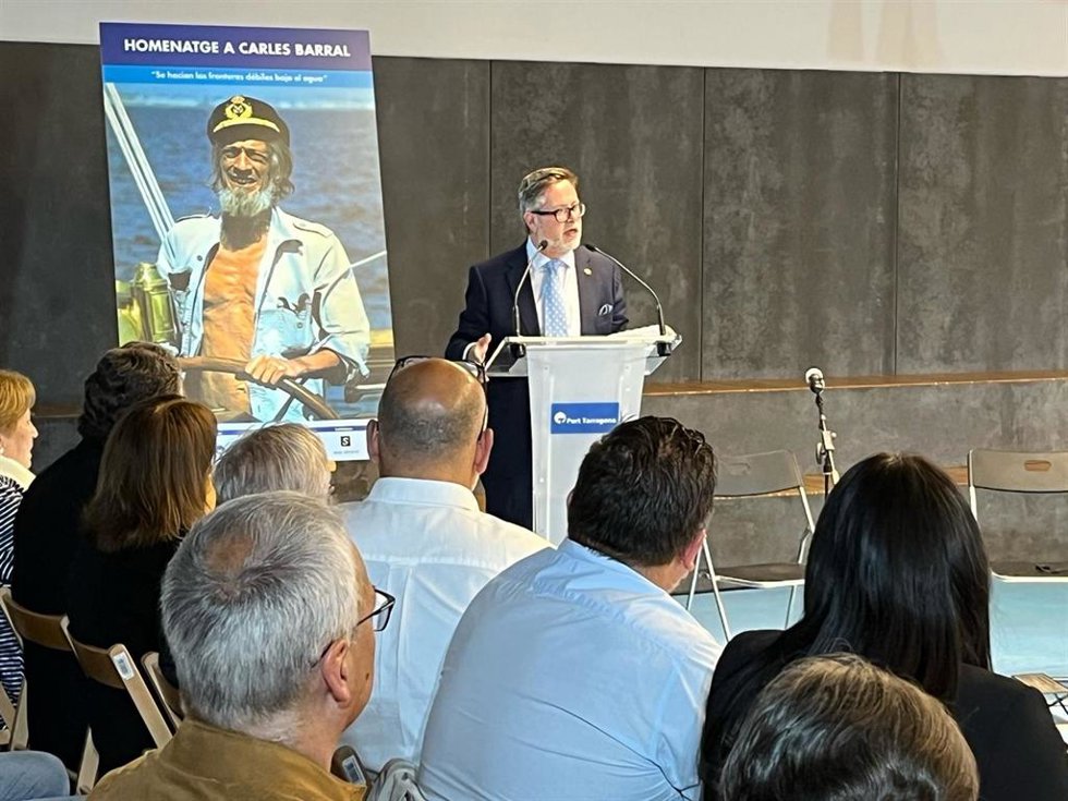 El presidente de Port Tarragona, Santiago J. Castell, durante el acto de homenaje al poeta Carlos Barral