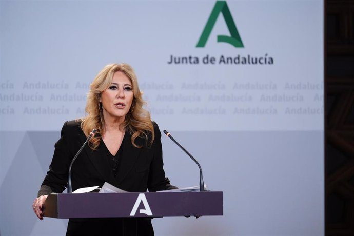 La consejera de Economía, Hacienda y Fondos Europeos y portavoz del Gobierno, Carolina España, interviene durante la rueda de prensa posterior al Consejo de Gobierno. A 25 de abril de 2025, en Sevilla (Andalucía, España). El Consejo de Gobierno de la Junt
