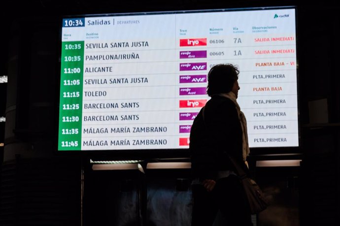 Archivo - Pasajeros en la estación de tren de Atocha, a 21 de octubre de 2024, en Madrid (España).